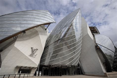 sculpture of a face in louis vuitton foundation|Louis Vuitton building.